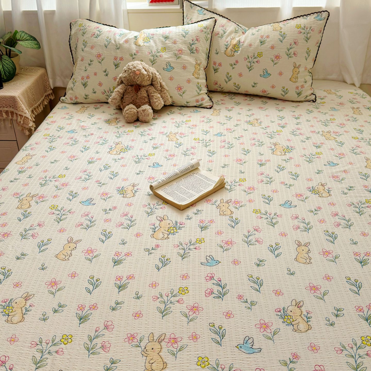 91家纺网 家纺一手货源 找家纺 优卡迪家纺馆 2025新款皱皱棉小花边床单（下载文件包含买家秀） 花园小兔