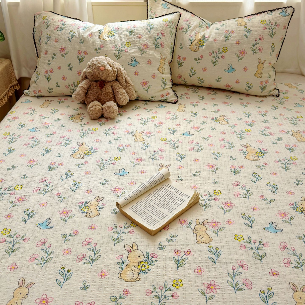 91家纺网 家纺一手货源 找家纺 优卡迪家纺馆 2025新款皱皱棉小花边床单（下载文件包含买家秀） 花园小兔