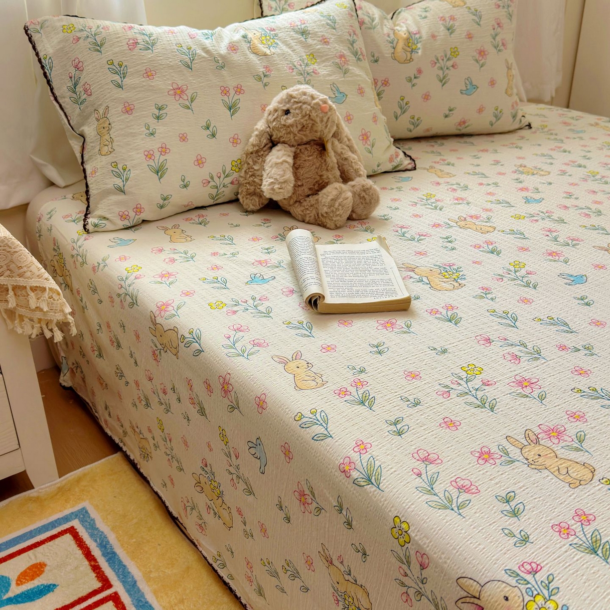 91家纺网 家纺一手货源 找家纺 优卡迪家纺馆 2025新款皱皱棉小花边床单（下载文件包含买家秀） 花园小兔