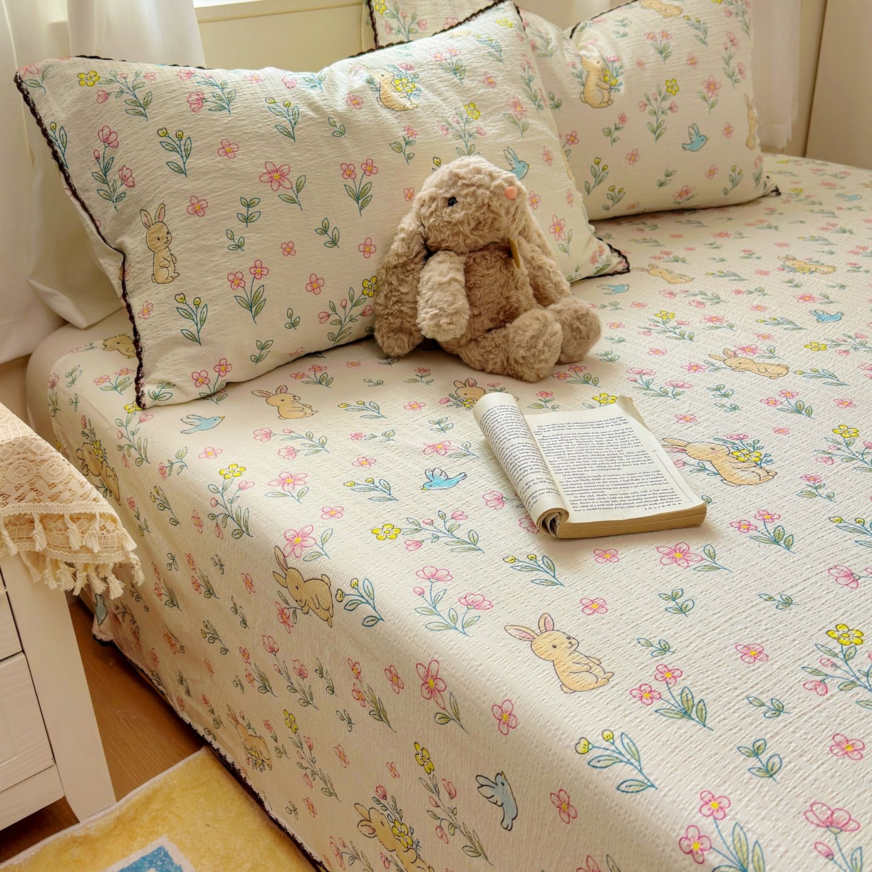 91家纺网 家纺一手货源 找家纺 优卡迪家纺馆 2025新款皱皱棉小花边床单（下载文件包含买家秀） 花园小兔