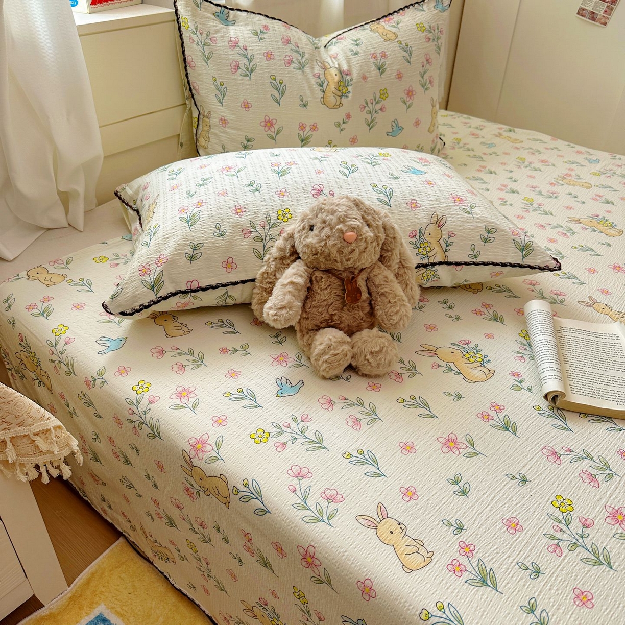 91家纺网 家纺一手货源 找家纺 优卡迪家纺馆 2025新款皱皱棉小花边床单（下载文件包含买家秀） 花园小兔