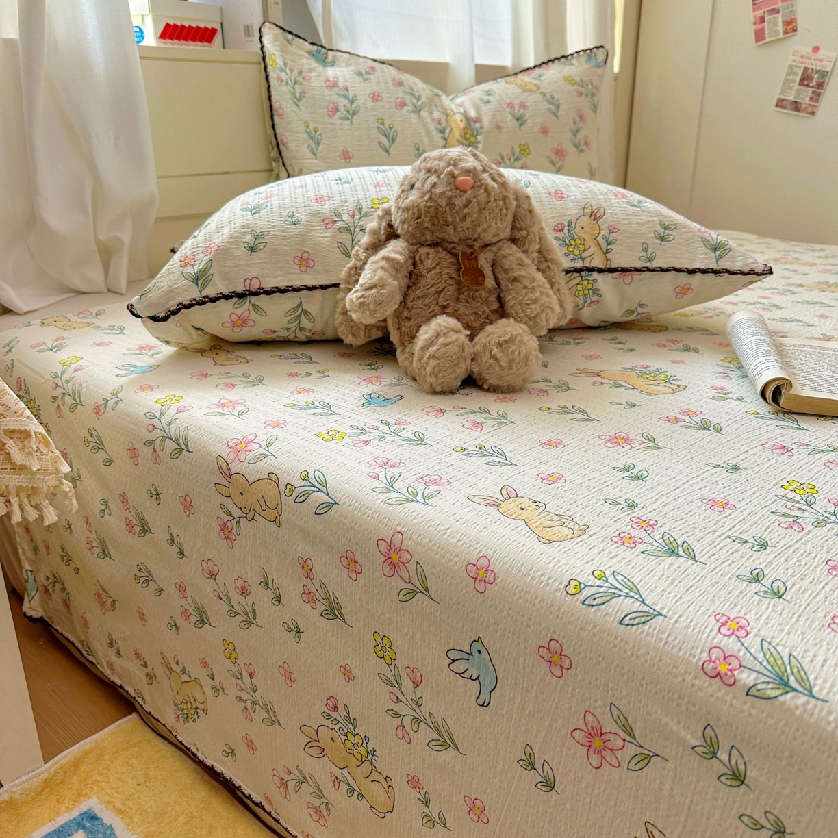 91家纺网 家纺一手货源 找家纺 优卡迪家纺馆 2025新款皱皱棉小花边床单（下载文件包含买家秀） 花园小兔