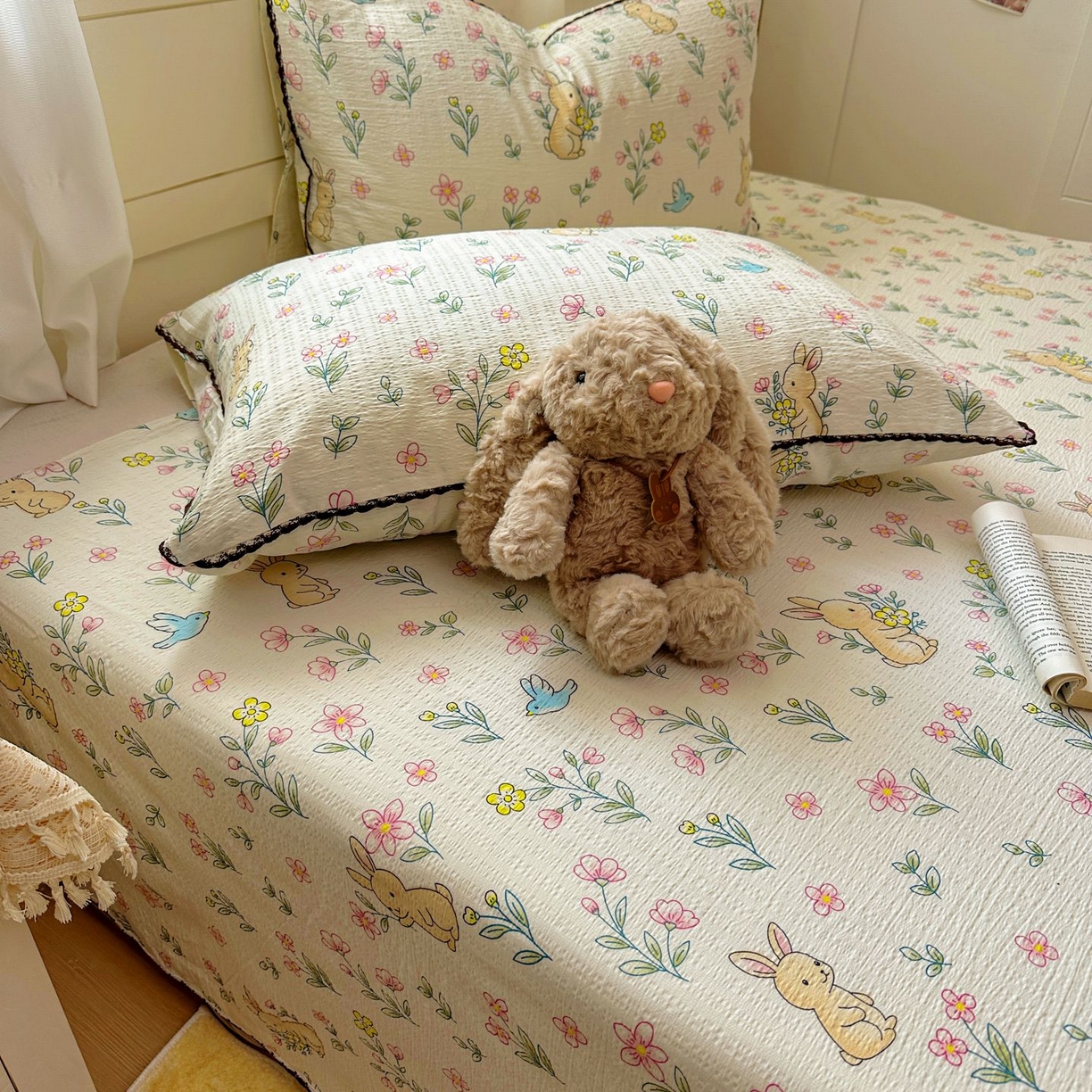 91家纺网 家纺一手货源 找家纺 优卡迪家纺馆 2025新款皱皱棉小花边床单（下载文件包含买家秀） 花园小兔