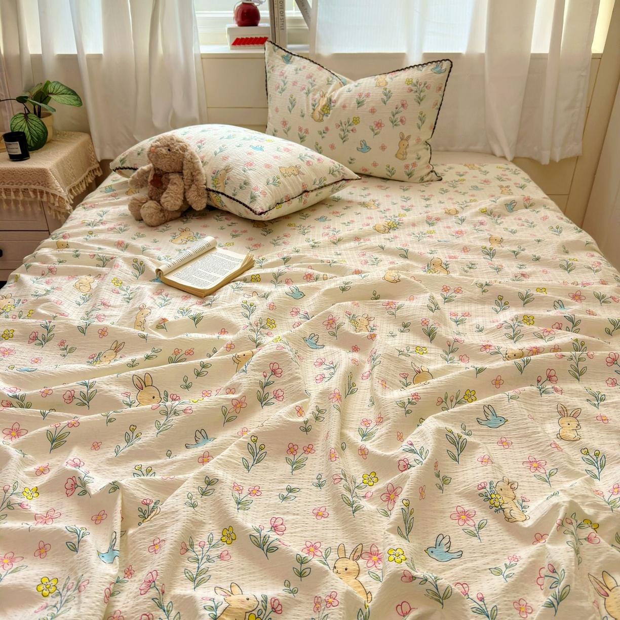 91家纺网 家纺一手货源 找家纺 优卡迪家纺馆 2025新款皱皱棉小花边床单（下载文件包含买家秀） 花园小兔