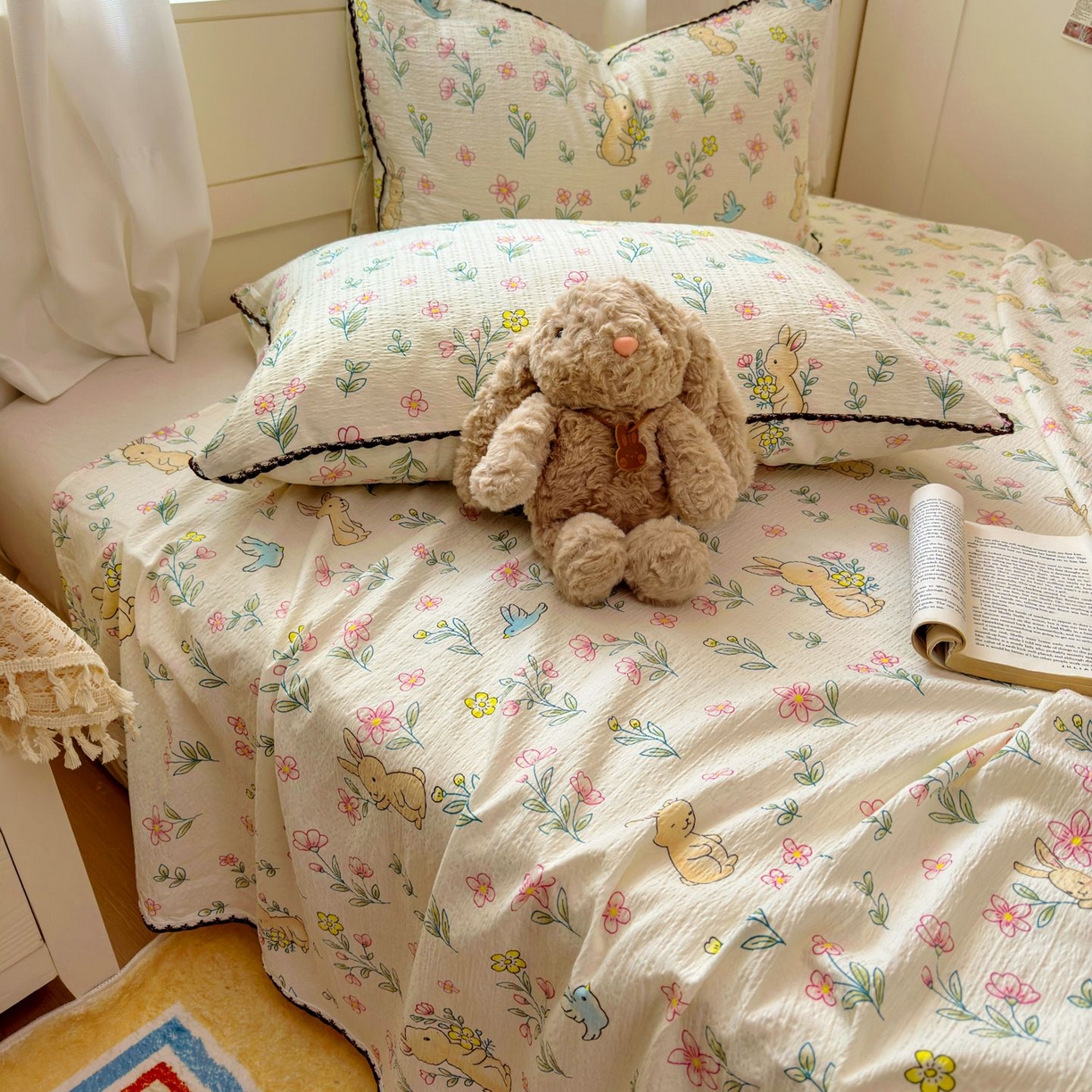 91家纺网 家纺一手货源 找家纺 优卡迪家纺馆 2025新款皱皱棉小花边床单（下载文件包含买家秀） 花园小兔