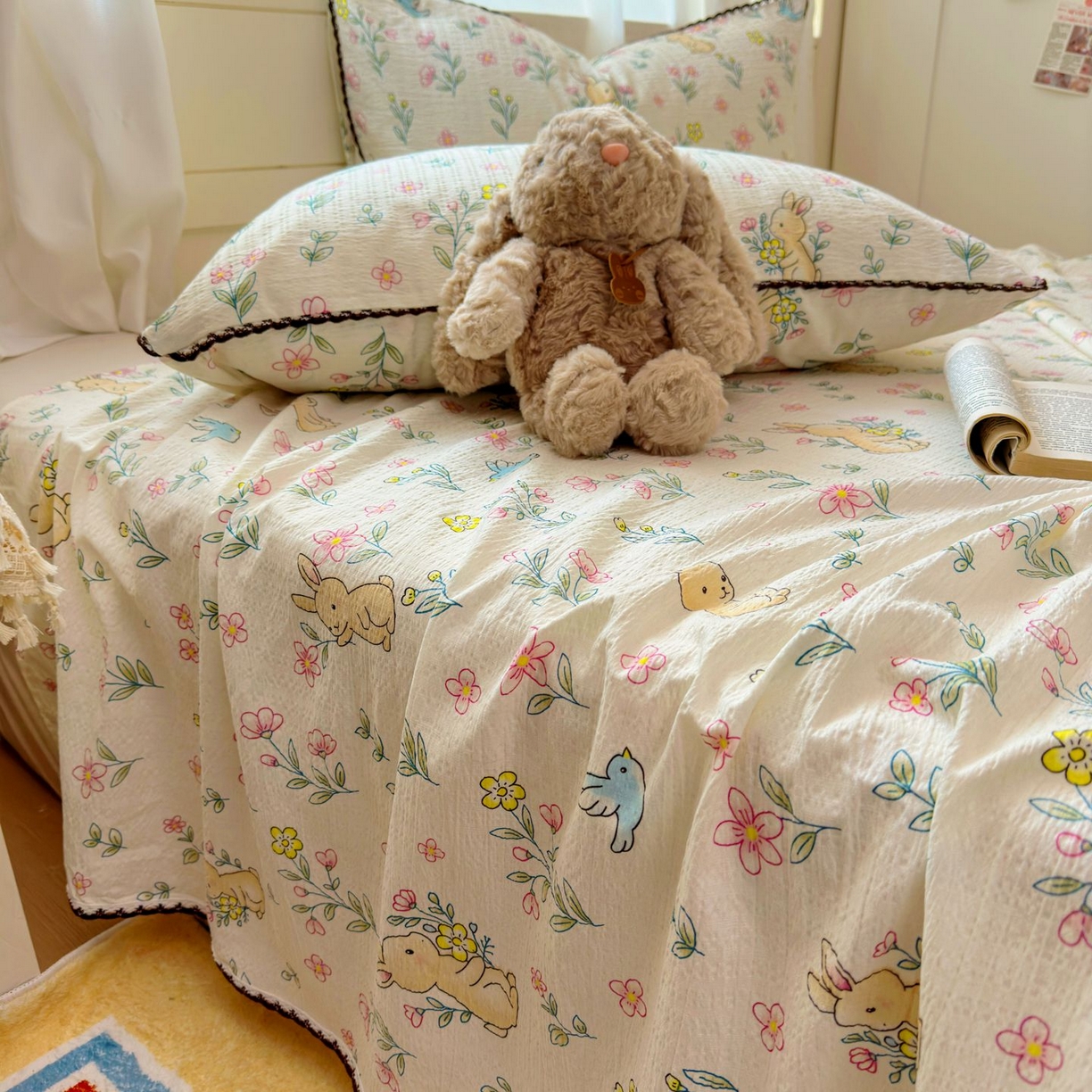 91家纺网 家纺一手货源 找家纺 优卡迪家纺馆 2025新款皱皱棉小花边床单（下载文件包含买家秀） 花园小兔