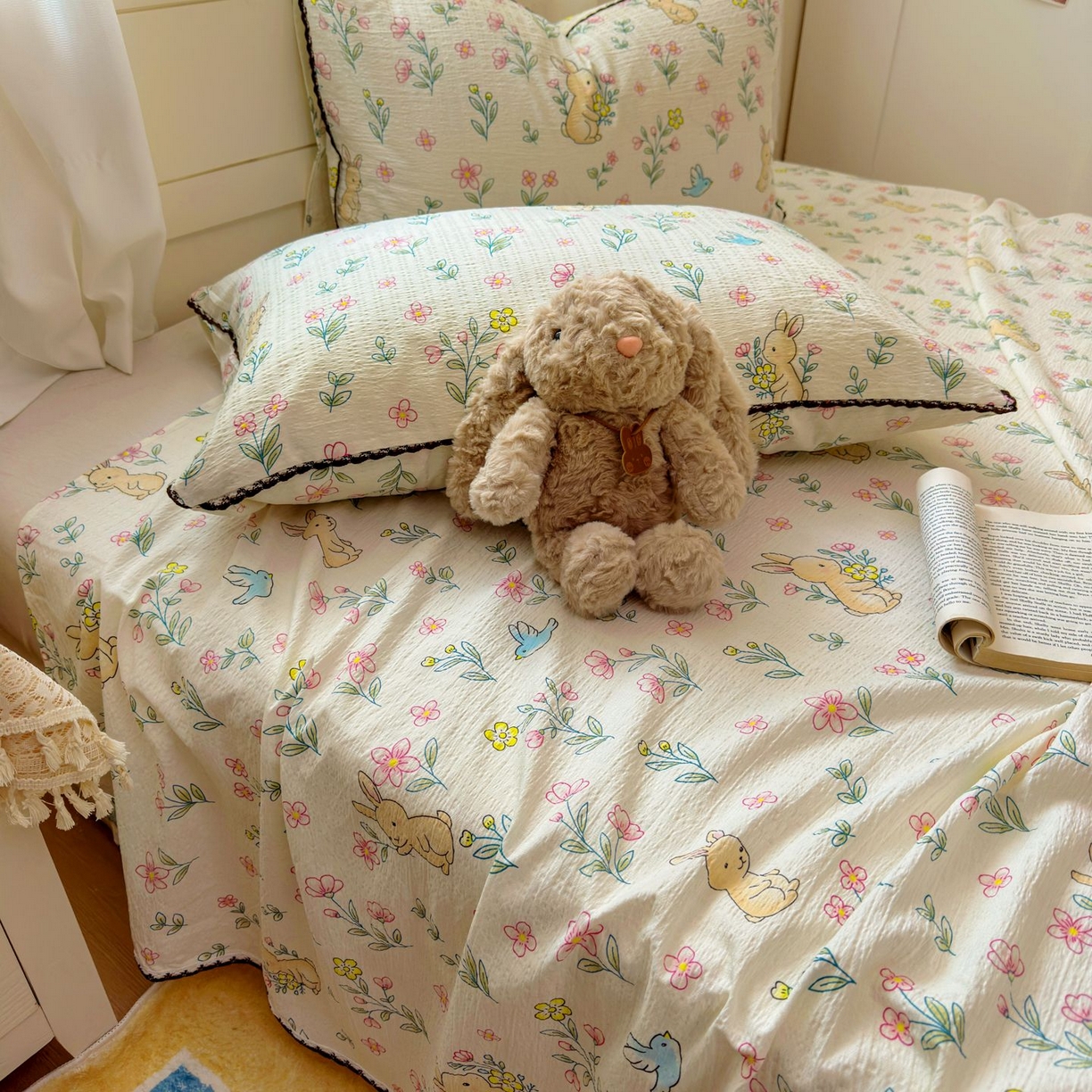 91家纺网 家纺一手货源 找家纺 优卡迪家纺馆 2025新款皱皱棉小花边床单（下载文件包含买家秀） 花园小兔