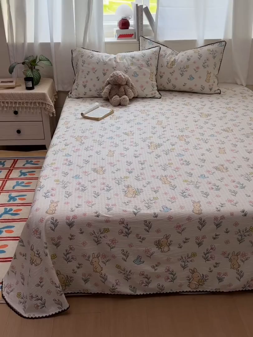 91家纺网 家纺一手货源 找家纺 优卡迪家纺馆 2025新款皱皱棉小花边床单（下载文件包含买家秀） 花园小兔