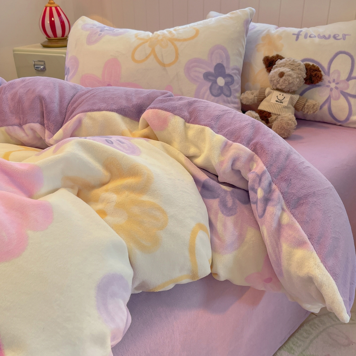 91家纺网 家纺一手货源 找家纺 佳汐蓝家纺 2025新款190克高克重牛奶绒印花四件套 花香四溢+丁香紫