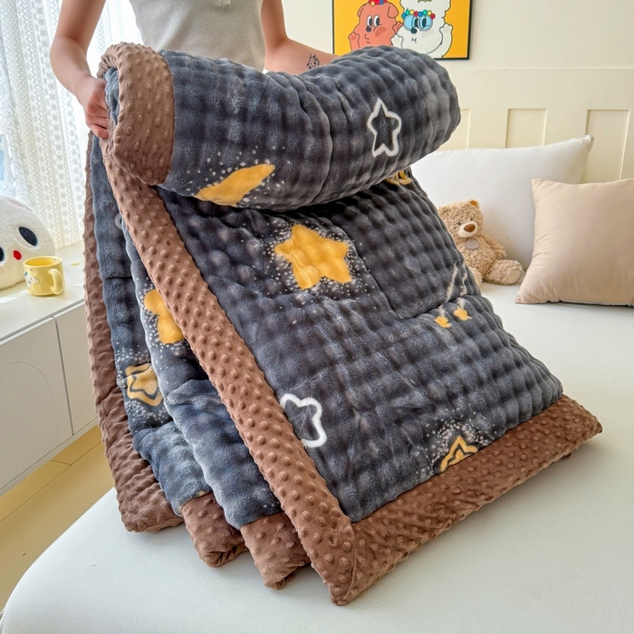 91家纺网 家纺一手货源 找家纺 （总）宜梦家居 2025新款獭兔绒三层夹棉加厚豆豆棉被子被芯