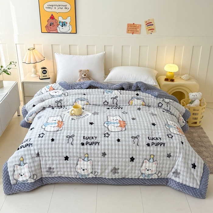 91家纺网 家纺一手货源 找家纺 宜梦家居 2025新款獭兔绒三层夹棉加厚豆豆棉被子被芯 抱抱熊