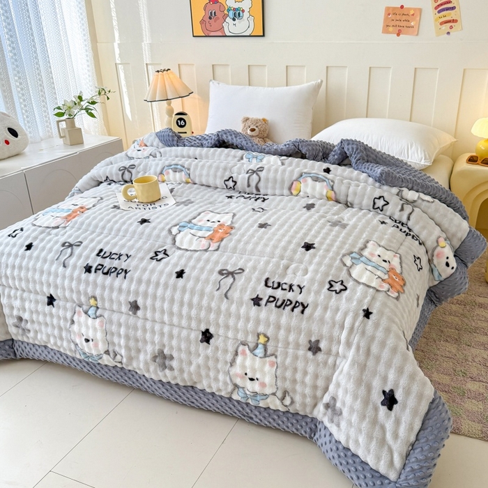 91家纺网 家纺一手货源 找家纺 宜梦家居 2025新款獭兔绒三层夹棉加厚豆豆棉被子被芯 抱抱熊