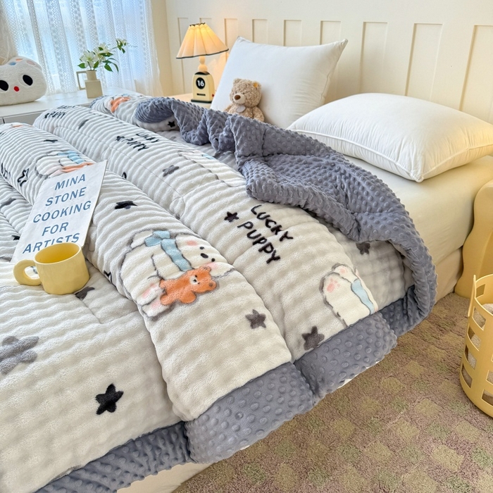 91家纺网 家纺一手货源 找家纺 宜梦家居 2025新款獭兔绒三层夹棉加厚豆豆棉被子被芯 抱抱熊