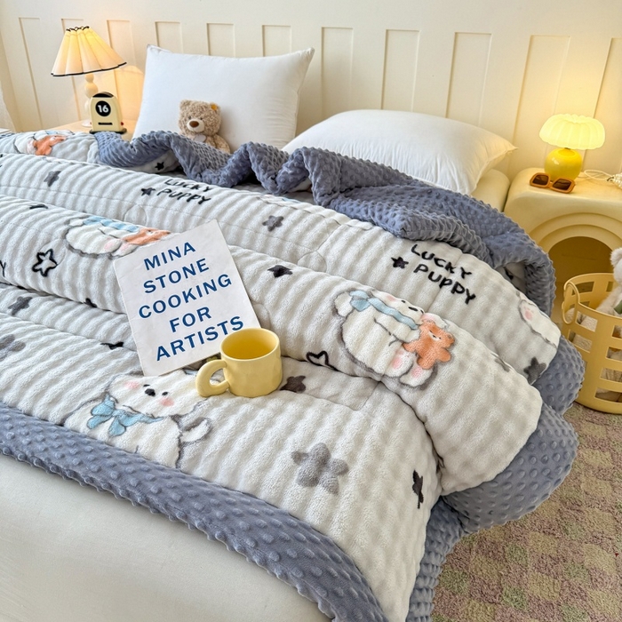 91家纺网 家纺一手货源 找家纺 宜梦家居 2025新款獭兔绒三层夹棉加厚豆豆棉被子被芯 抱抱熊