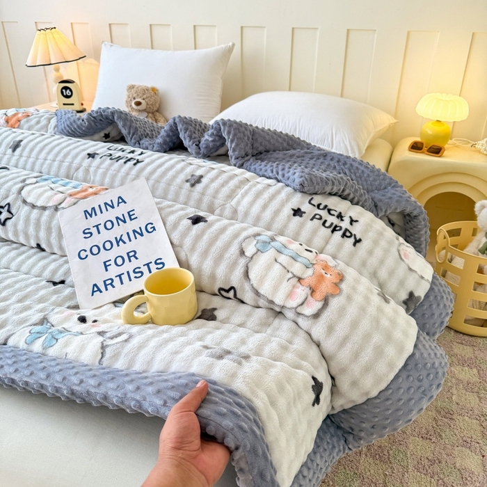 91家纺网 家纺一手货源 找家纺 宜梦家居 2025新款獭兔绒三层夹棉加厚豆豆棉被子被芯 抱抱熊