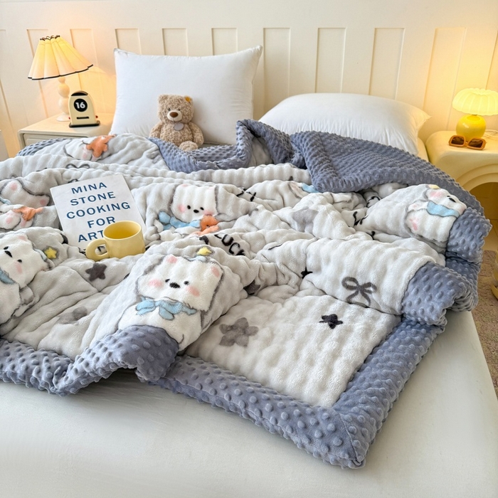 91家纺网 家纺一手货源 找家纺 宜梦家居 2025新款獭兔绒三层夹棉加厚豆豆棉被子被芯 抱抱熊