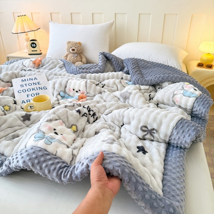 91家纺网 家纺一手货源 找家纺 宜梦家居 2025新款獭兔绒三层夹棉加厚豆豆棉被子被芯 抱抱熊