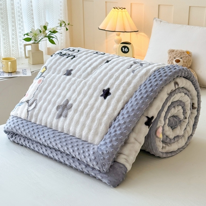 91家纺网 家纺一手货源 找家纺 宜梦家居 2025新款獭兔绒三层夹棉加厚豆豆棉被子被芯 抱抱熊