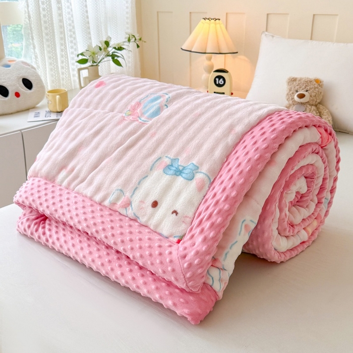 91家纺网 家纺一手货源 找家纺 宜梦家居 2025新款獭兔绒三层夹棉加厚豆豆棉被子被芯 蛋糕猫