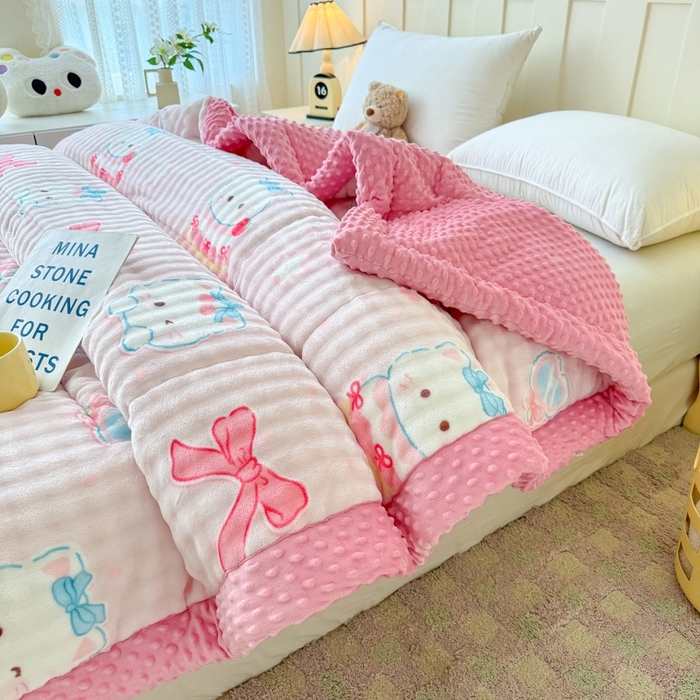 91家纺网 家纺一手货源 找家纺 宜梦家居 2025新款獭兔绒三层夹棉加厚豆豆棉被子被芯 蛋糕猫