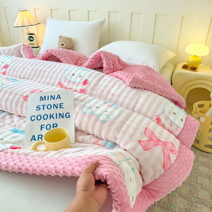 91家纺网 家纺一手货源 找家纺 宜梦家居 2025新款獭兔绒三层夹棉加厚豆豆棉被子被芯 蛋糕猫