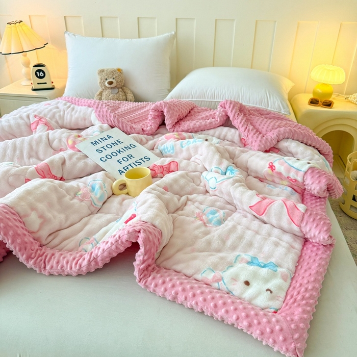 91家纺网 家纺一手货源 找家纺 宜梦家居 2025新款獭兔绒三层夹棉加厚豆豆棉被子被芯 蛋糕猫