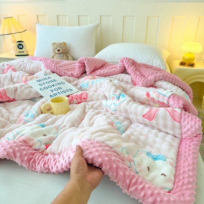 91家纺网 家纺一手货源 找家纺 宜梦家居 2025新款獭兔绒三层夹棉加厚豆豆棉被子被芯 蛋糕猫