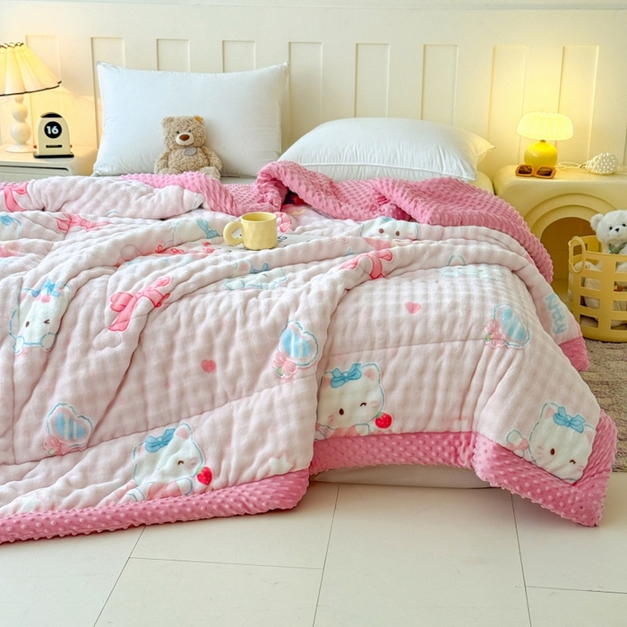 91家纺网 家纺一手货源 找家纺 宜梦家居 2025新款獭兔绒三层夹棉加厚豆豆棉被子被芯 蛋糕猫