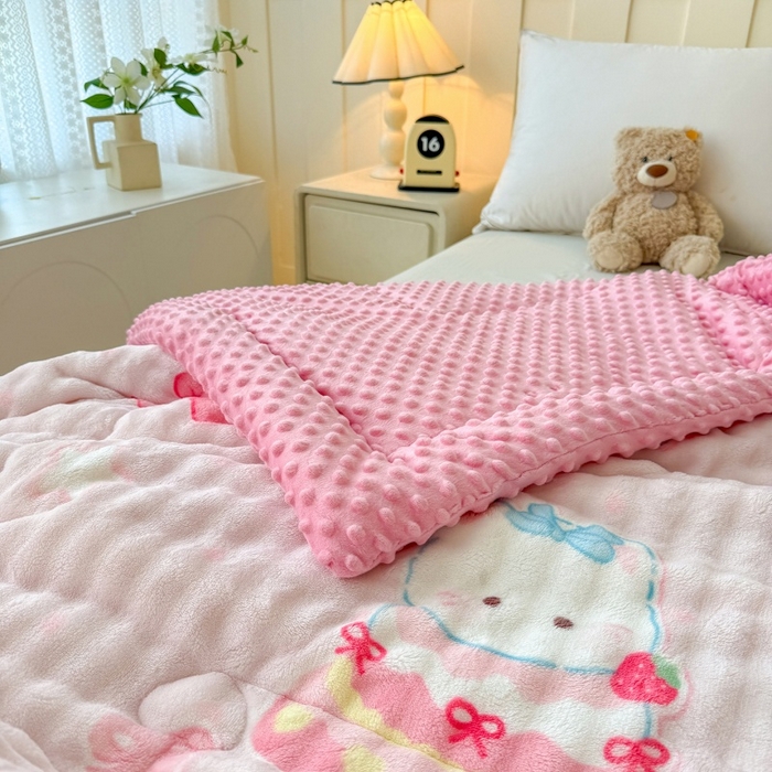 91家纺网 家纺一手货源 找家纺 宜梦家居 2025新款獭兔绒三层夹棉加厚豆豆棉被子被芯 蛋糕猫