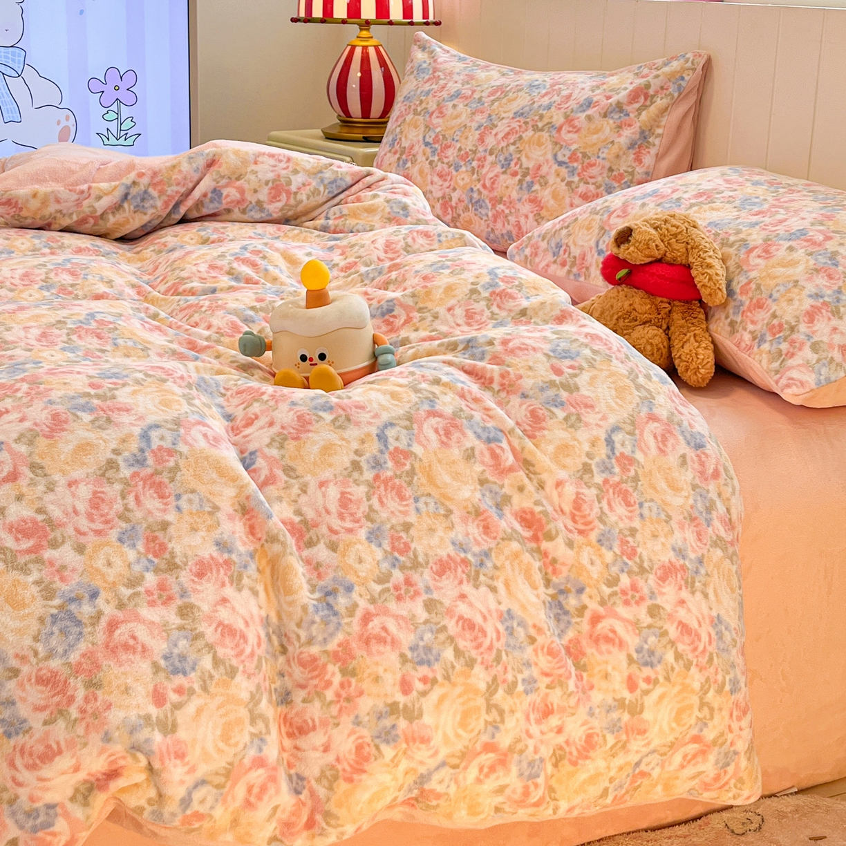 91家纺网 家纺一手货源 找家纺 佳汐蓝家纺 2025新款190克高克重牛奶绒印花四件套 花奕+奶油粉