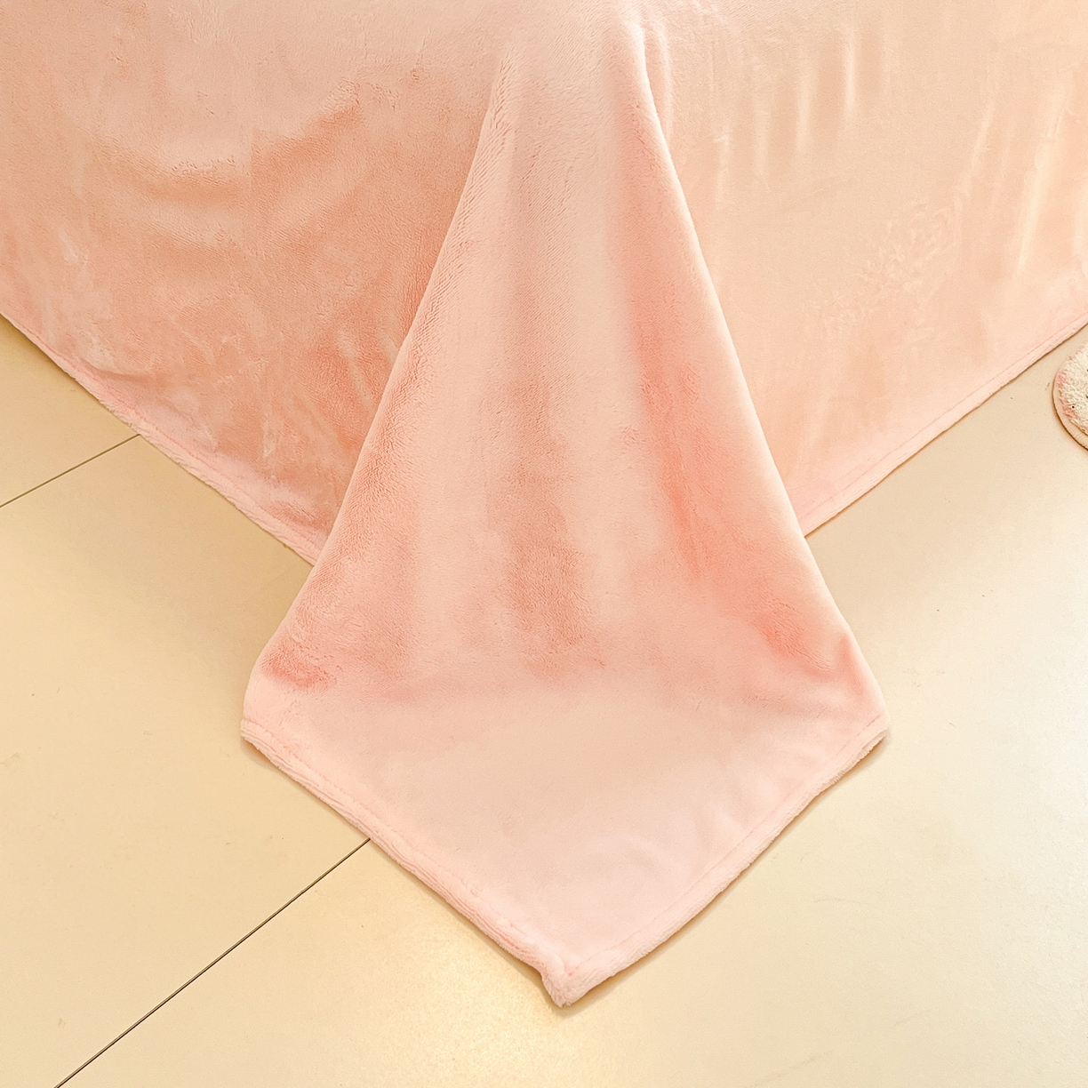 91家纺网 家纺一手货源 找家纺 佳汐蓝家纺 2025新款190克高克重牛奶绒印花四件套 花奕+奶油粉