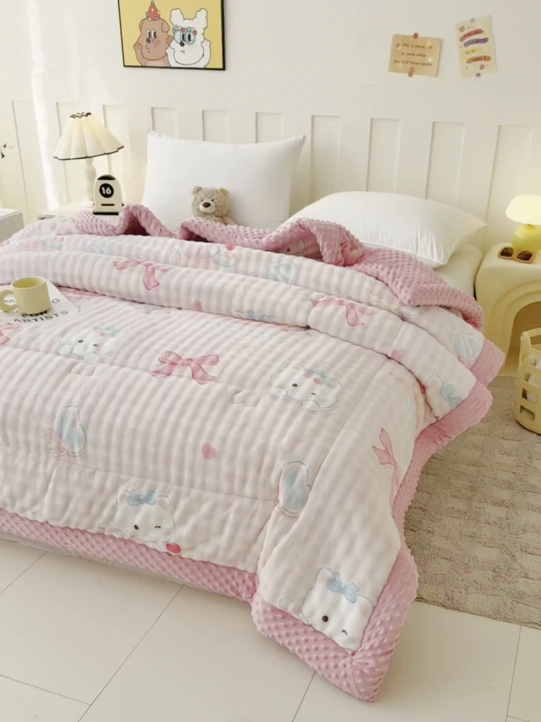 91家纺网 家纺一手货源 找家纺 宜梦家居 2025新款獭兔绒三层夹棉加厚豆豆棉被子被芯 蛋糕猫