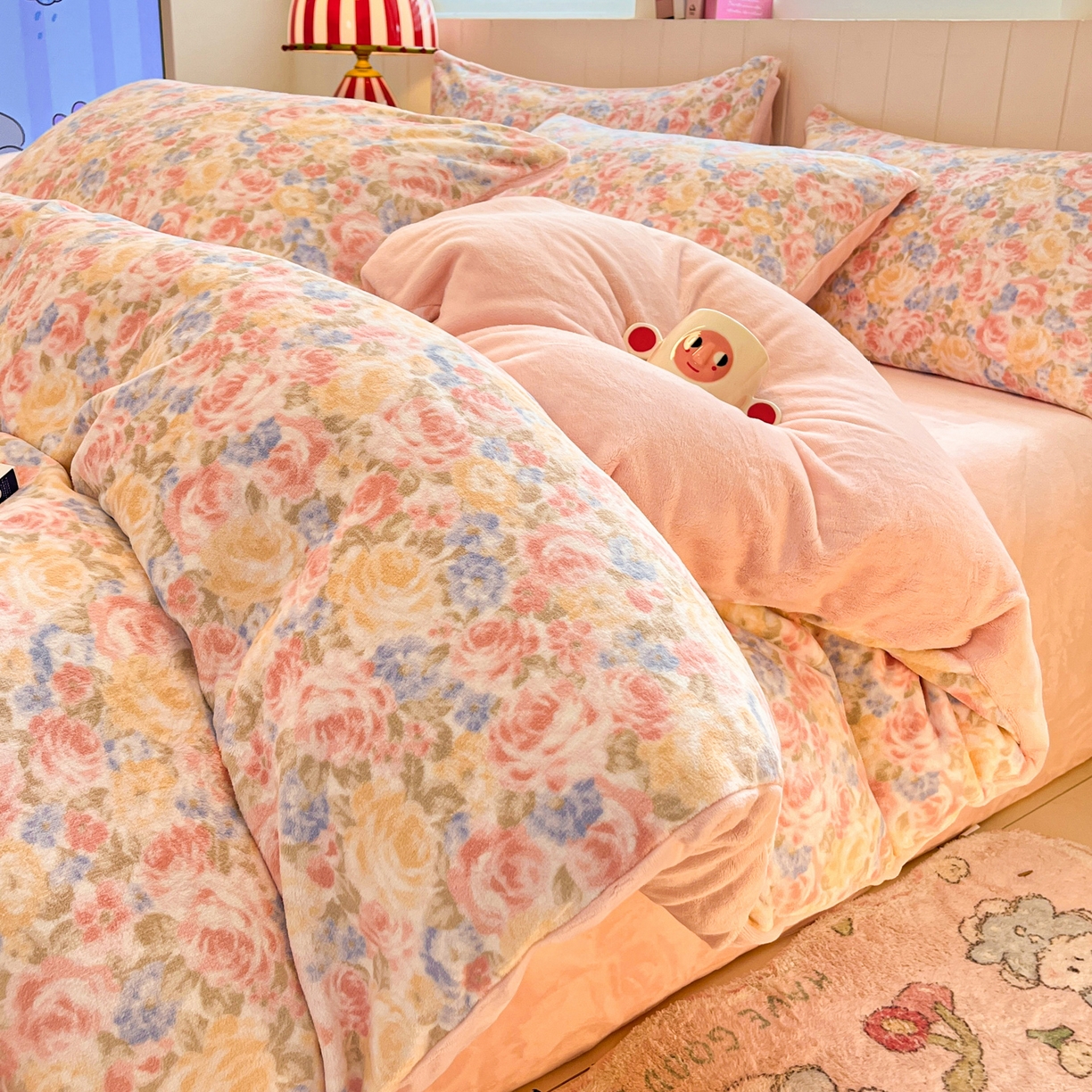 91家纺网 家纺一手货源 找家纺 佳汐蓝家纺 2025新款190克高克重牛奶绒印花四件套 花奕+奶油粉