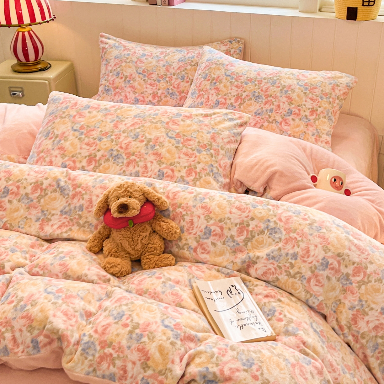 91家纺网 家纺一手货源 找家纺 佳汐蓝家纺 2025新款190克高克重牛奶绒印花四件套 花奕+奶油粉