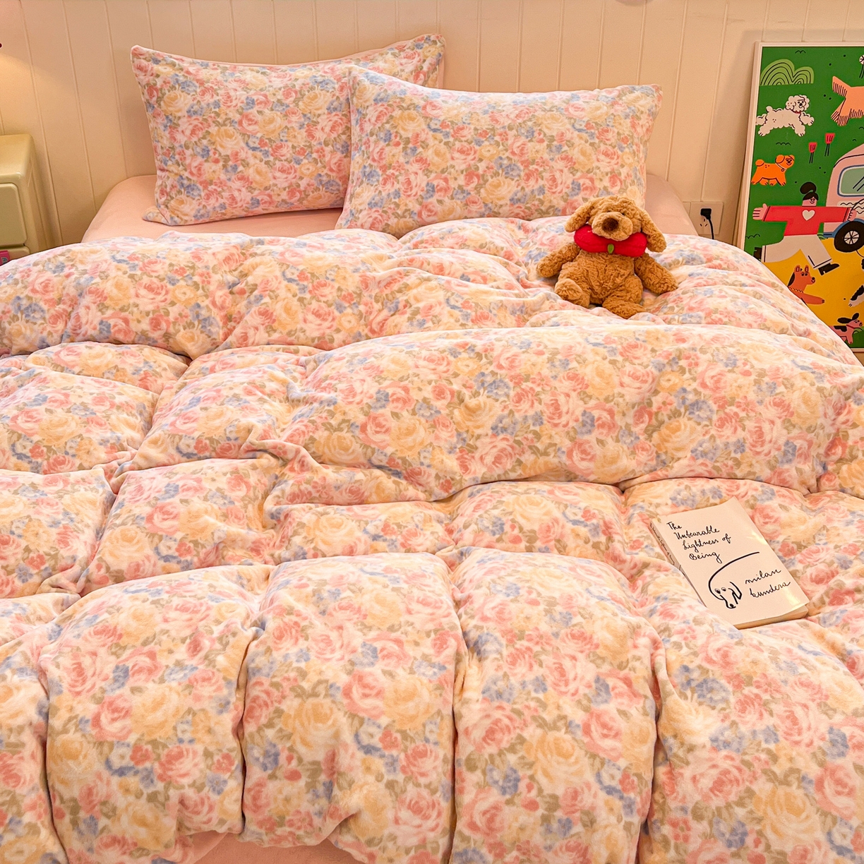 91家纺网 家纺一手货源 找家纺 佳汐蓝家纺 2025新款190克高克重牛奶绒印花四件套 花奕+奶油粉