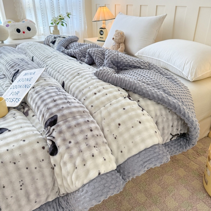 91家纺网 家纺一手货源 找家纺 宜梦家居 2025新款獭兔绒三层夹棉加厚豆豆棉被子被芯 蝴蝶