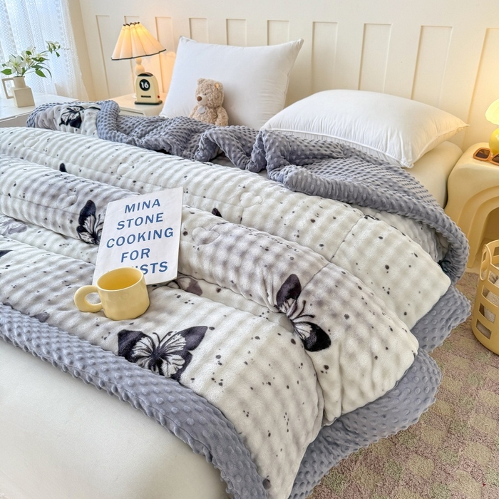 91家纺网 家纺一手货源 找家纺 宜梦家居 2025新款獭兔绒三层夹棉加厚豆豆棉被子被芯 蝴蝶