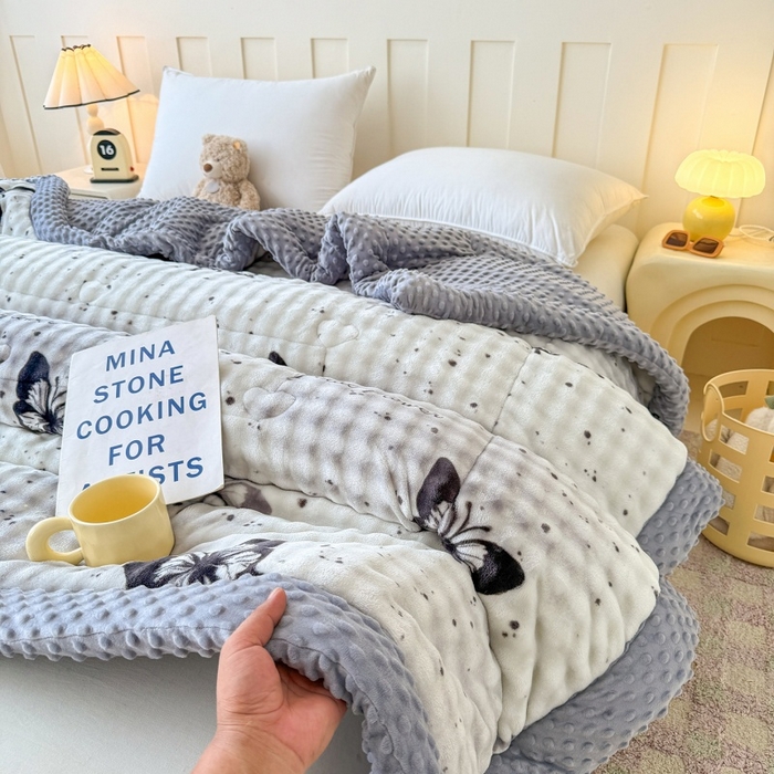 91家纺网 家纺一手货源 找家纺 宜梦家居 2025新款獭兔绒三层夹棉加厚豆豆棉被子被芯 蝴蝶