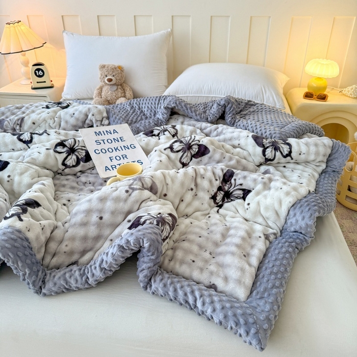 91家纺网 家纺一手货源 找家纺 宜梦家居 2025新款獭兔绒三层夹棉加厚豆豆棉被子被芯 蝴蝶