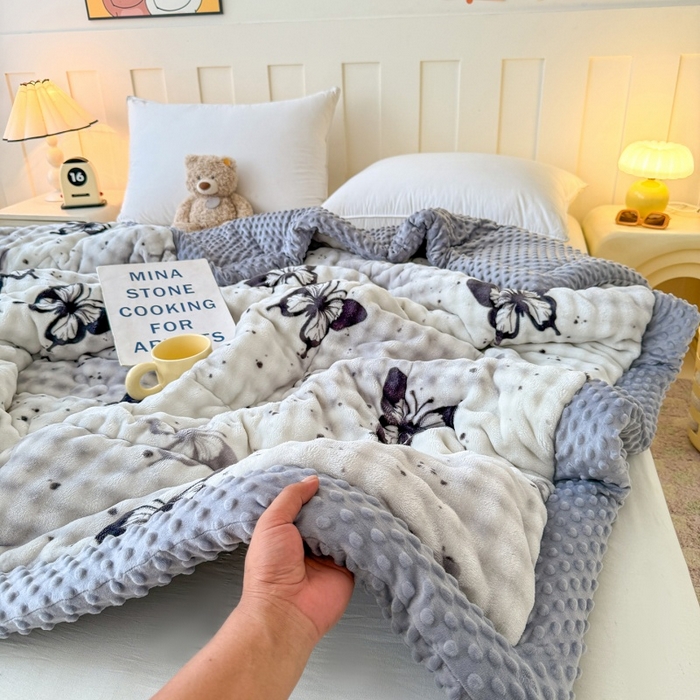 91家纺网 家纺一手货源 找家纺 宜梦家居 2025新款獭兔绒三层夹棉加厚豆豆棉被子被芯 蝴蝶