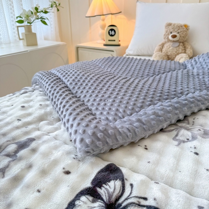 91家纺网 家纺一手货源 找家纺 宜梦家居 2025新款獭兔绒三层夹棉加厚豆豆棉被子被芯 蝴蝶