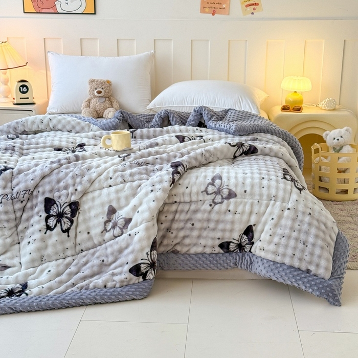 91家纺网 家纺一手货源 找家纺 宜梦家居 2025新款獭兔绒三层夹棉加厚豆豆棉被子被芯 蝴蝶