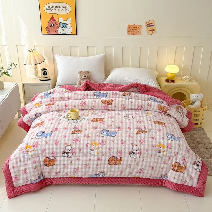 91家纺网 家纺一手货源 找家纺 宜梦家居 2025新款獭兔绒三层夹棉加厚豆豆棉被子被芯 花草狗