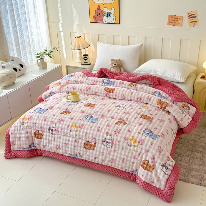 91家纺网 家纺一手货源 找家纺 宜梦家居 2025新款獭兔绒三层夹棉加厚豆豆棉被子被芯 花草狗