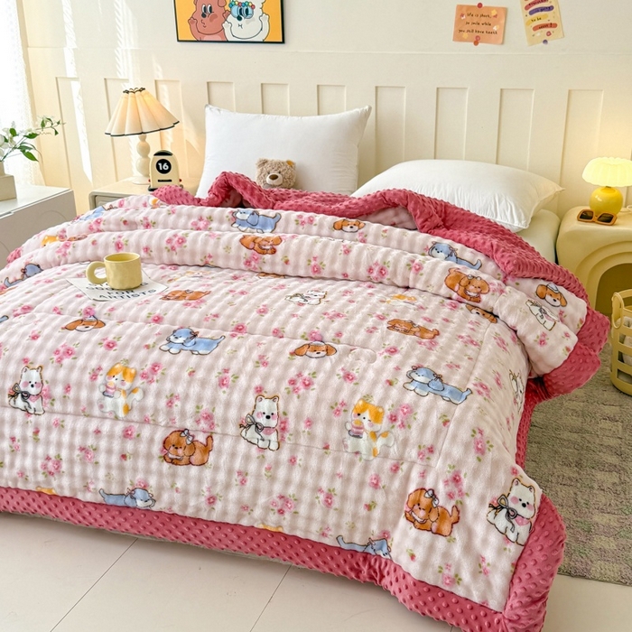 91家纺网 家纺一手货源 找家纺 宜梦家居 2025新款獭兔绒三层夹棉加厚豆豆棉被子被芯 花草狗