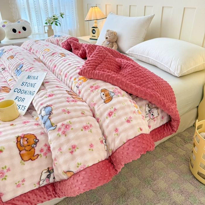 91家纺网 家纺一手货源 找家纺 宜梦家居 2025新款獭兔绒三层夹棉加厚豆豆棉被子被芯 花草狗