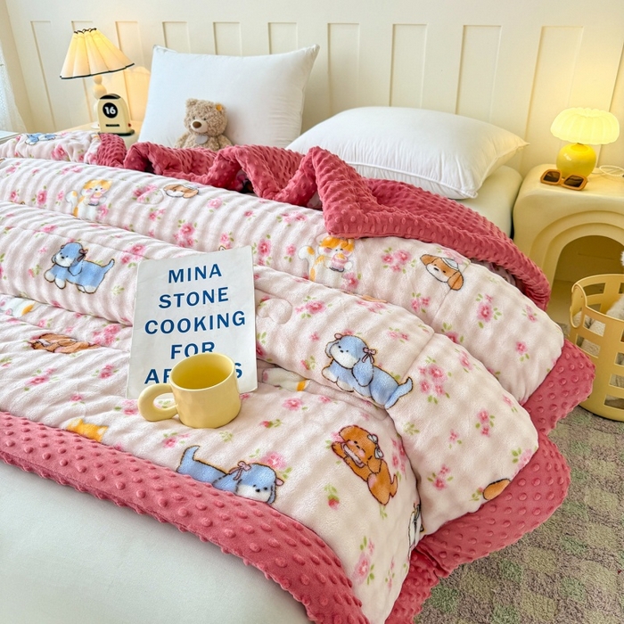 91家纺网 家纺一手货源 找家纺 宜梦家居 2025新款獭兔绒三层夹棉加厚豆豆棉被子被芯 花草狗