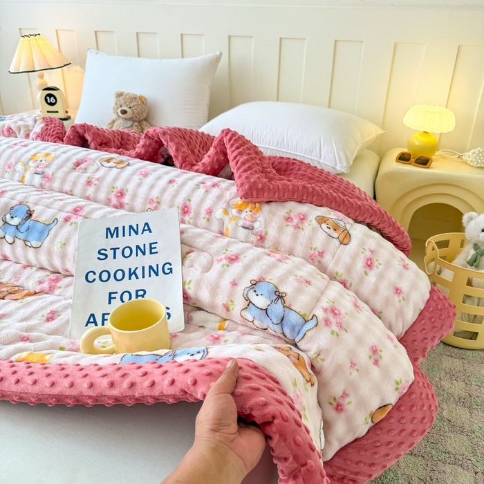 91家纺网 家纺一手货源 找家纺 宜梦家居 2025新款獭兔绒三层夹棉加厚豆豆棉被子被芯 花草狗