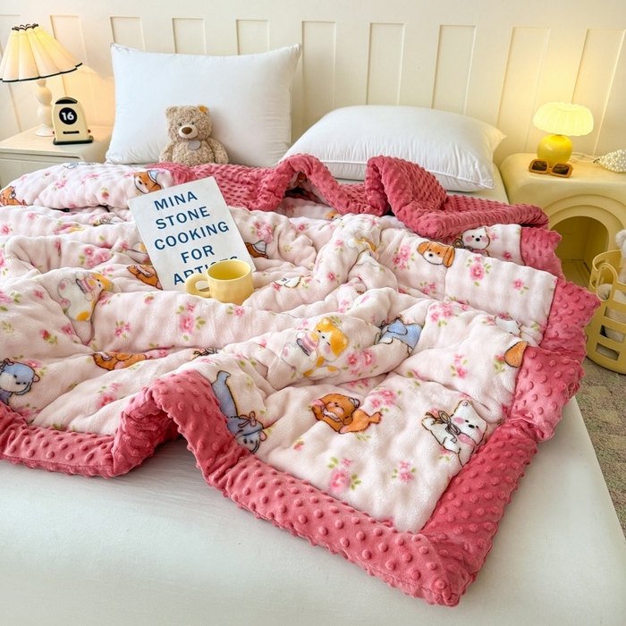 91家纺网 家纺一手货源 找家纺 宜梦家居 2025新款獭兔绒三层夹棉加厚豆豆棉被子被芯 花草狗