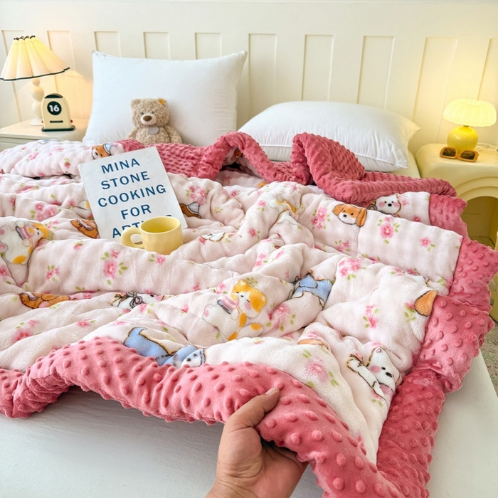 91家纺网 家纺一手货源 找家纺 宜梦家居 2025新款獭兔绒三层夹棉加厚豆豆棉被子被芯 花草狗